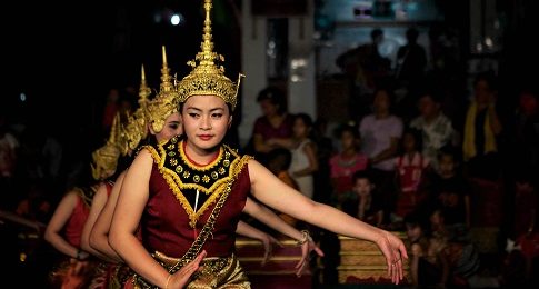 Danseuses laotiennes a Luangprabang Tamtours
