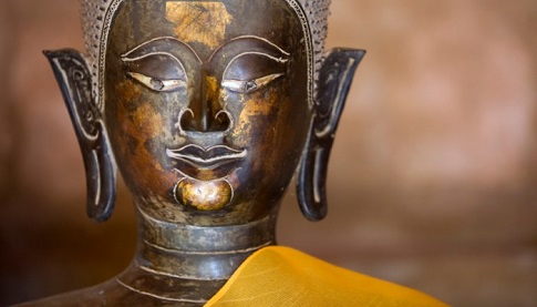 Statue en bronze dans une pagode a Luangprabang Tamtours
